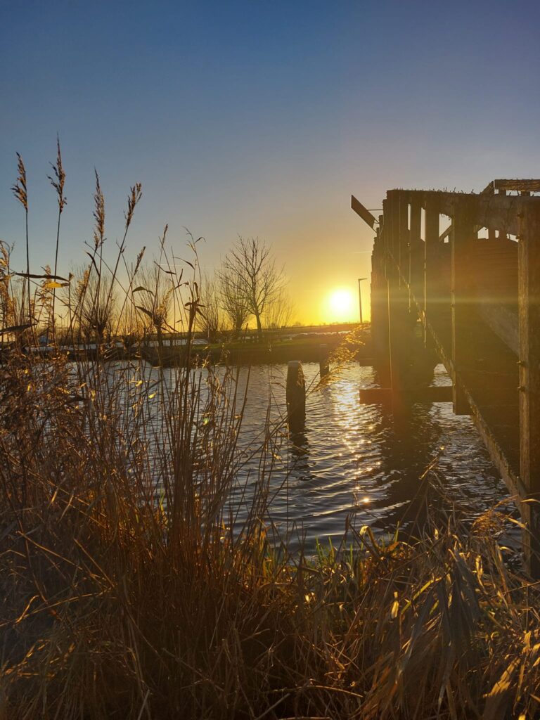 Loopbrug die over de Franekervaart gaat.