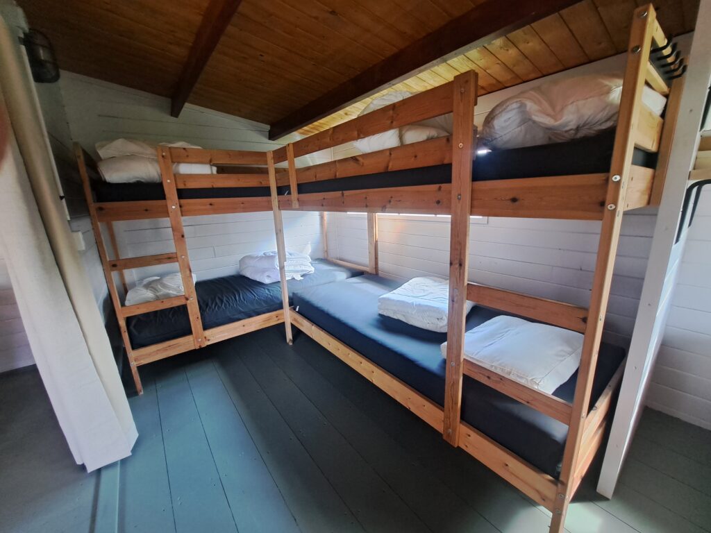 2 stapelbedden blokhut voor zes personen friesland