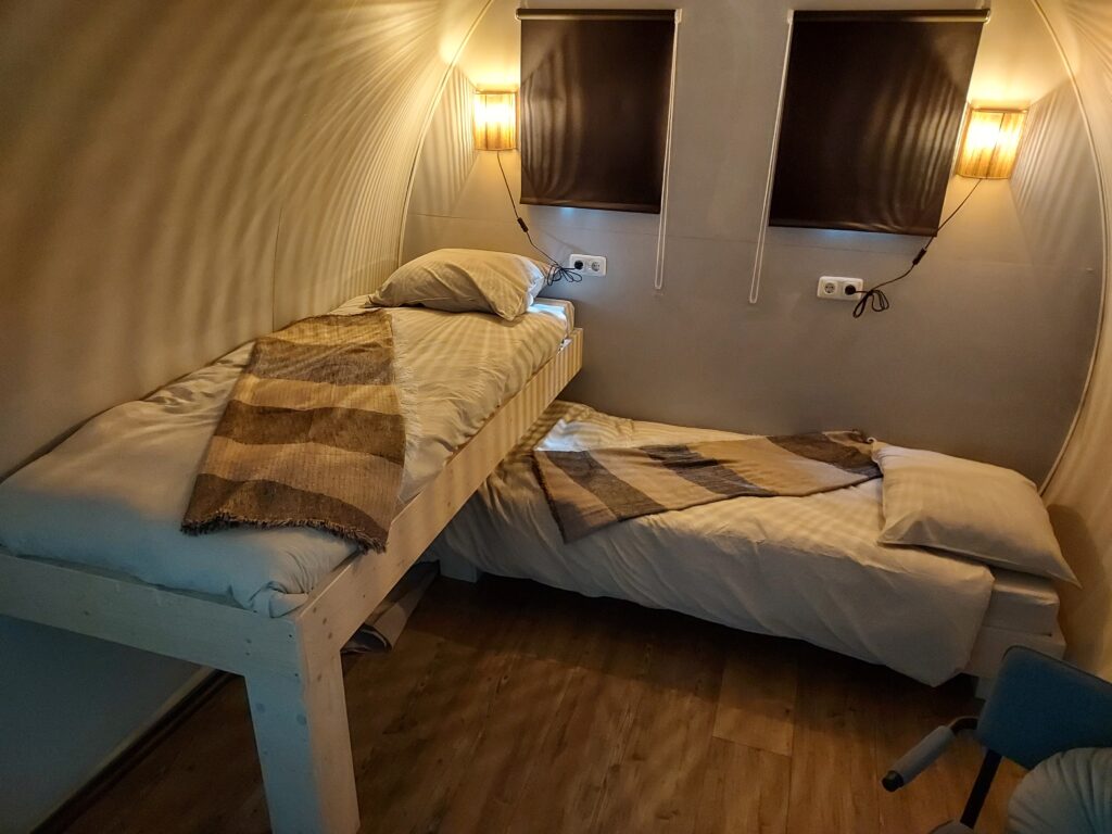 Twee éénpersoonsbedden op verschillende hoogtes in tweepersoons kampeerpod bij camping it Krúswetter in Friesland - Easterlittens/Oosterlittens