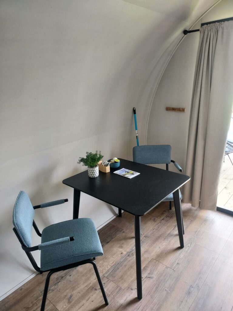 eettafel in kampeerpod voor 2 personen